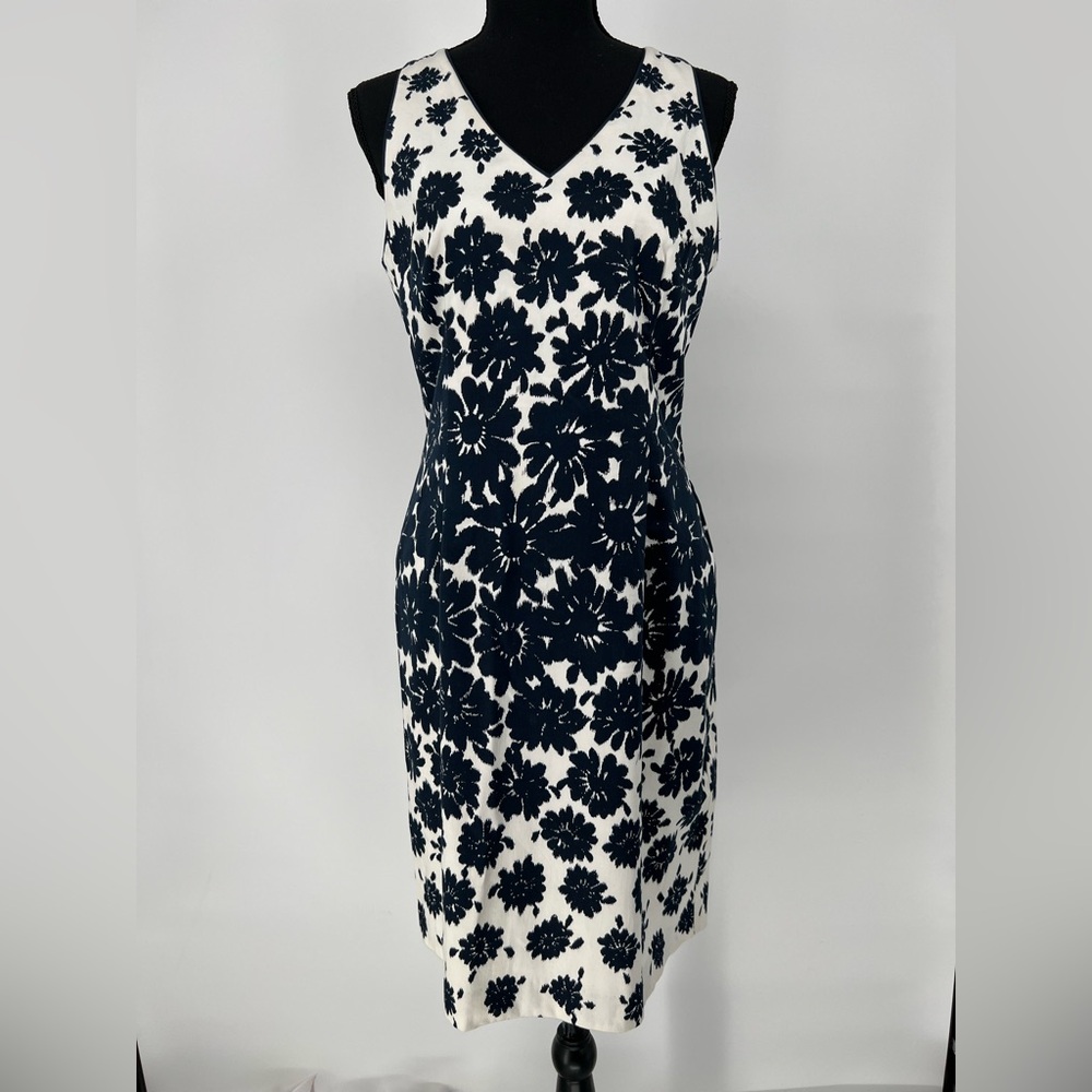 ANN TAYLOR A-LINE WHITE DRESS W/BLACK FLOWERS, V NECK BACK ZIPPER, FULLY LINED‎
